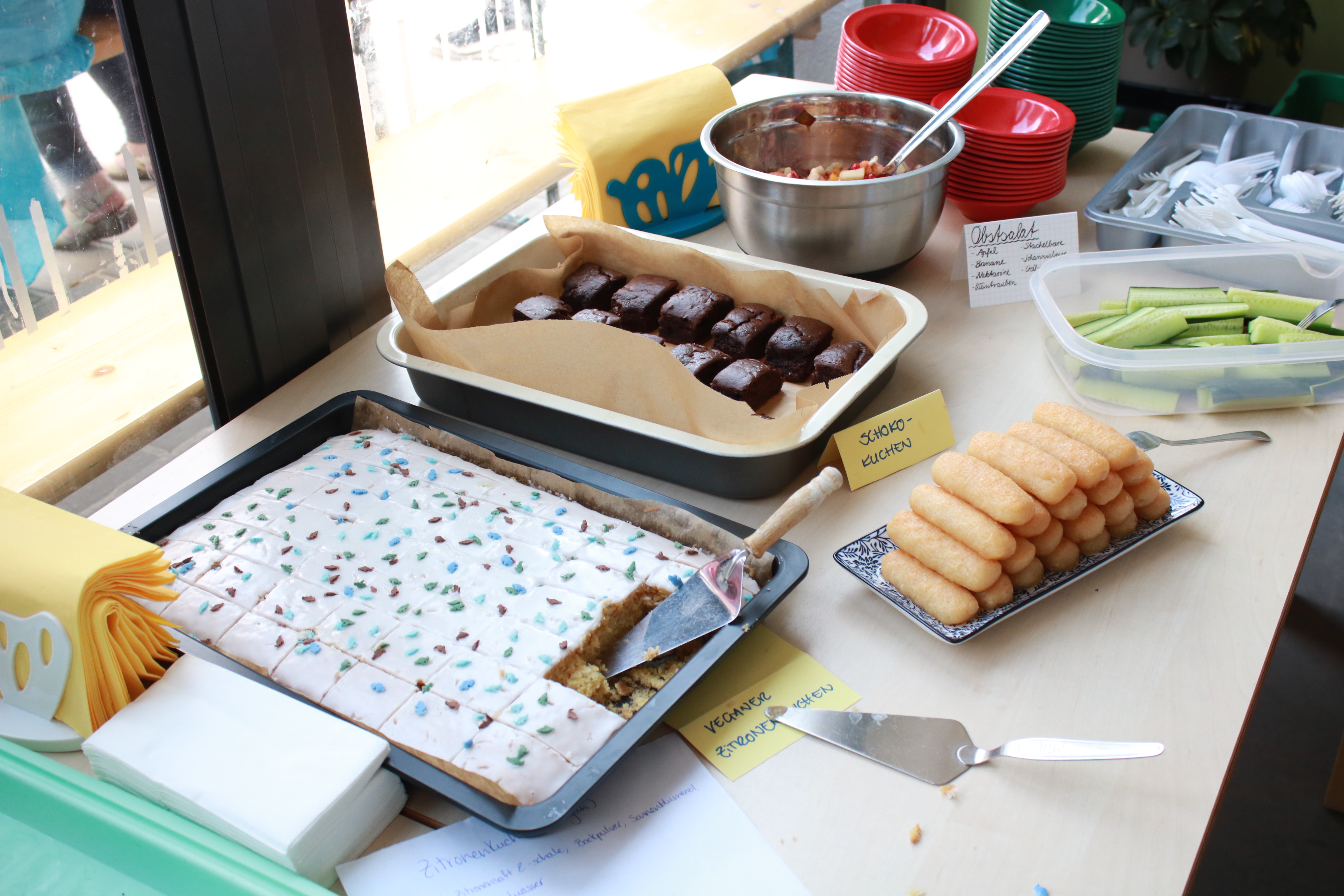 Essensangebot mit Kuchen und Salaten