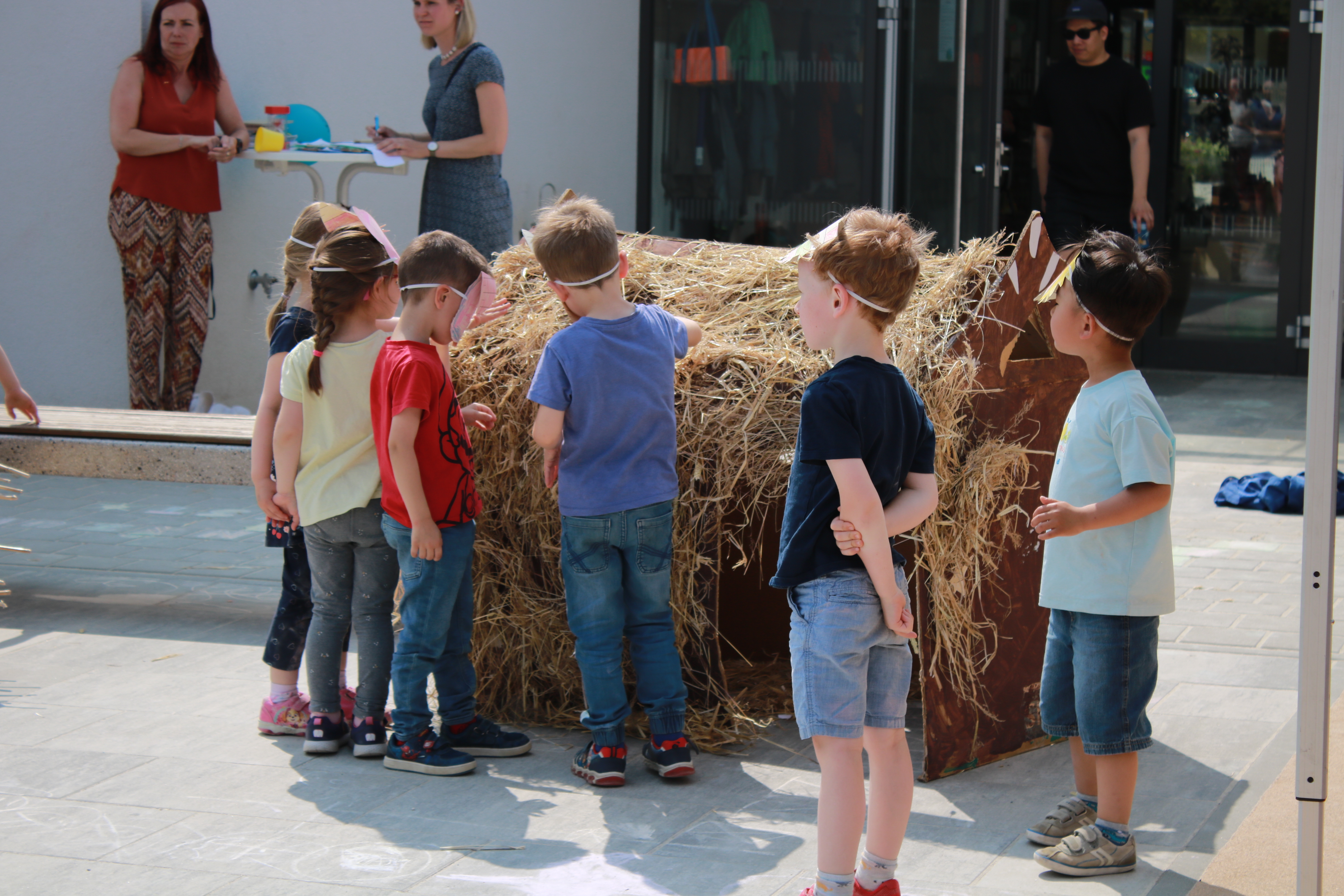Kinder mit einem Heuballen
