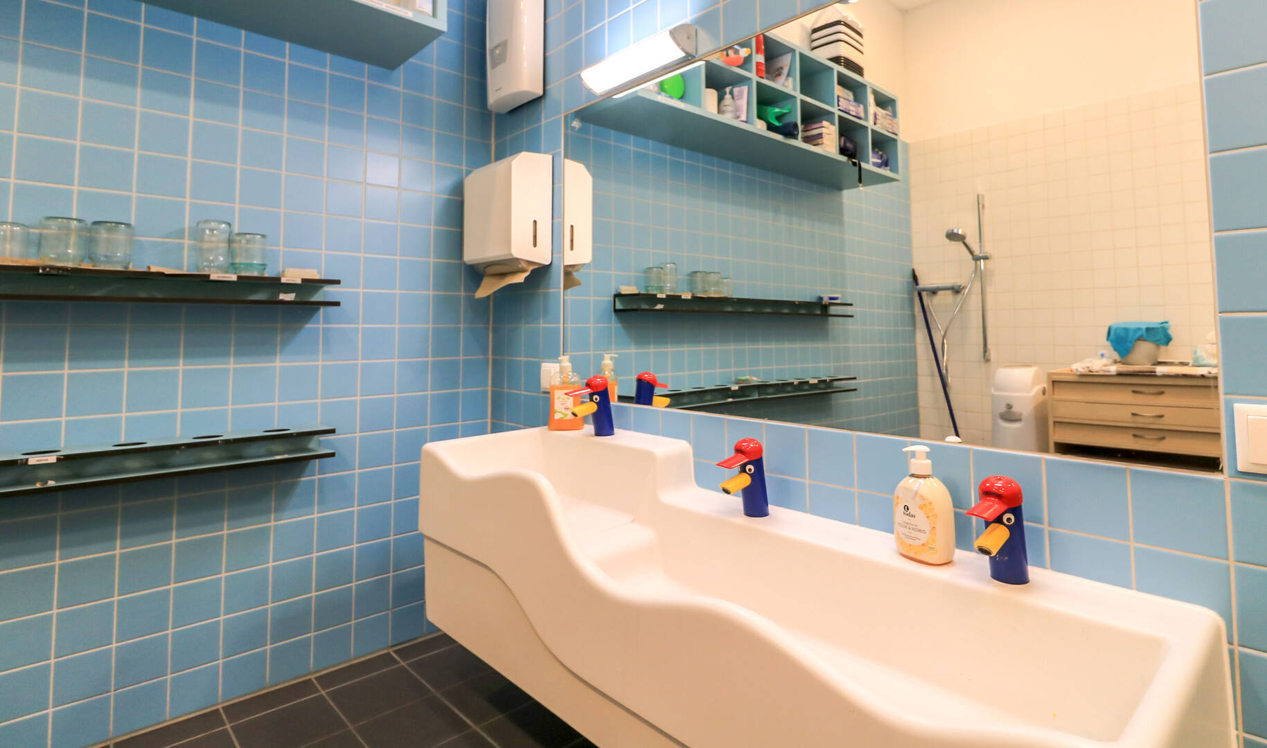 Washroom with washbasin and mirror